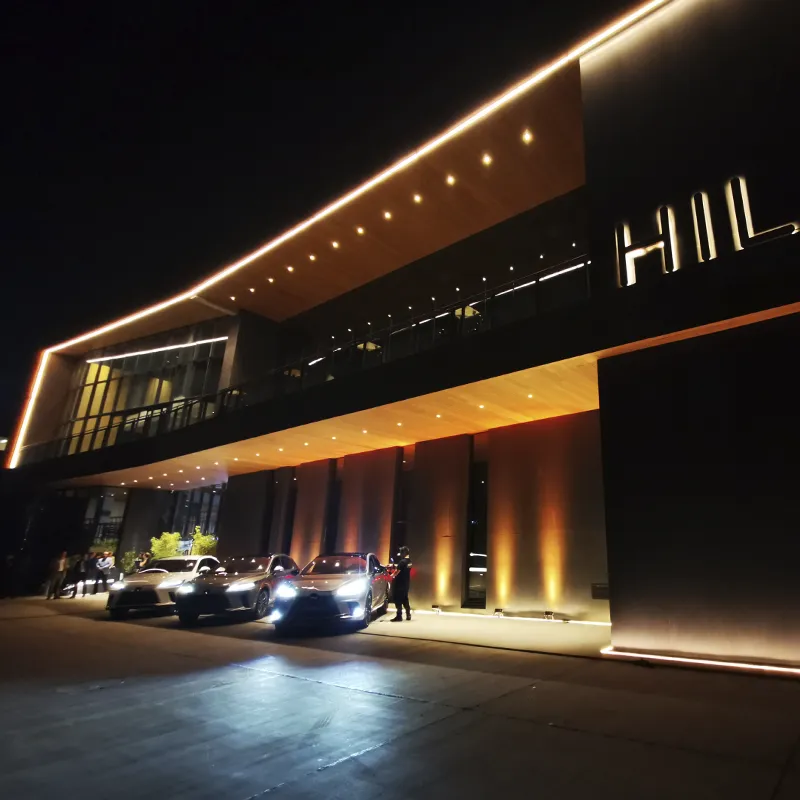 Entrada de Centro de Eventos y sus lamparas