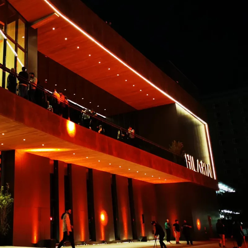 Entrada Hilaria, Autos y Hilaria de Noche